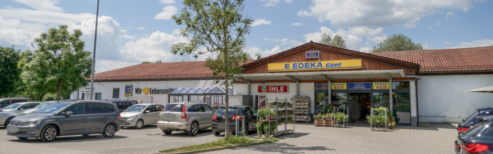 Außenansicht des EDEKA Günl in Wörthsee mit Parkplatz und Eingang bei sonnigem Wetter