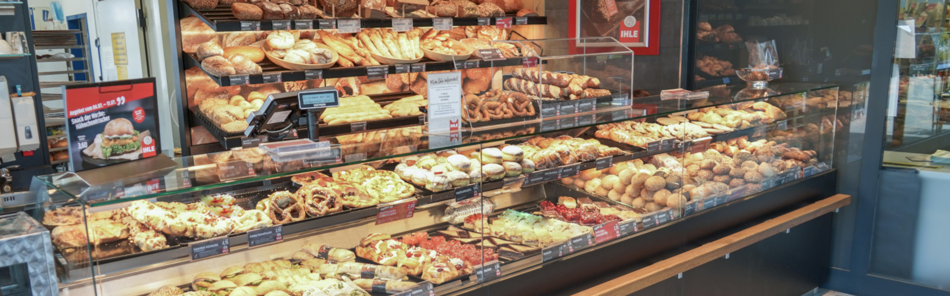Frische Backwaren und Snacks in der Bäckerei-Theke im EDEKA Günl in Wörthsee