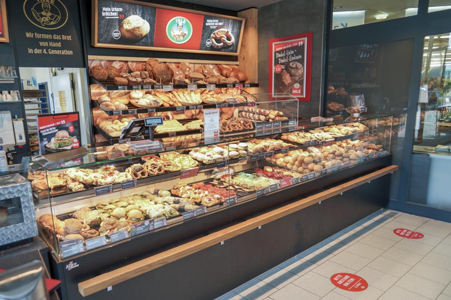 Frische Backwaren und Snacks in der Bäckerei-Theke im EDEKA Günl in Wörthsee