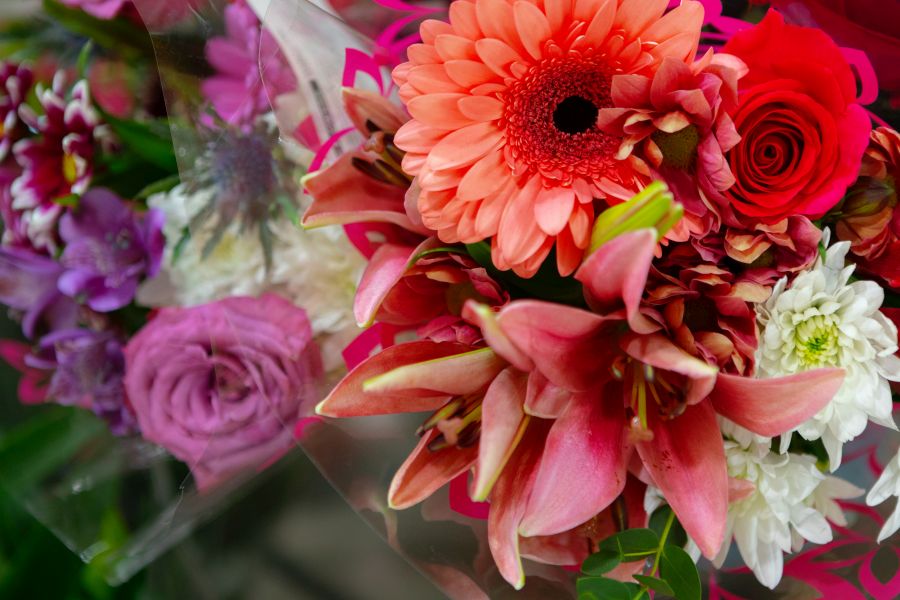 Blumensträuße mit bunten Blumen zum Verkauf im Supermarkt angeboten