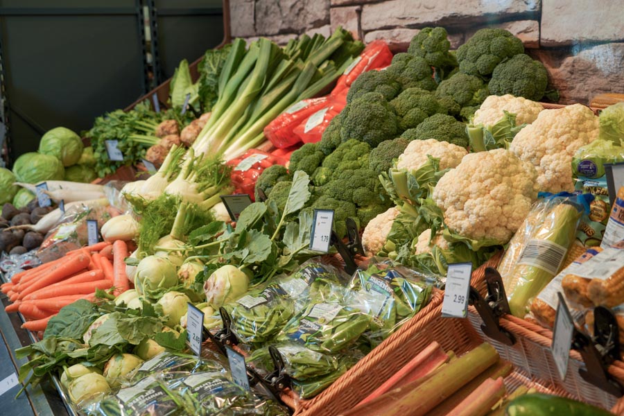 Frisches Gemüse wie Blumenkohl, Brokkoli, Karotten und Kohlrabi in der Auslage im EDEKA Günl in Wörthsee.