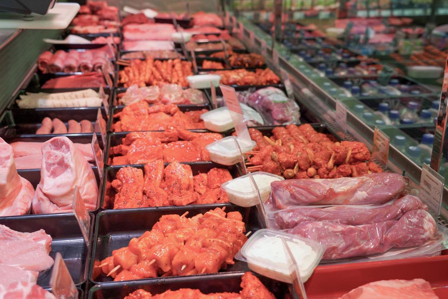 Frische Fleisch- und Grillspezialitäten in der Bedientheke im EDEKA Günl in Wörthsee