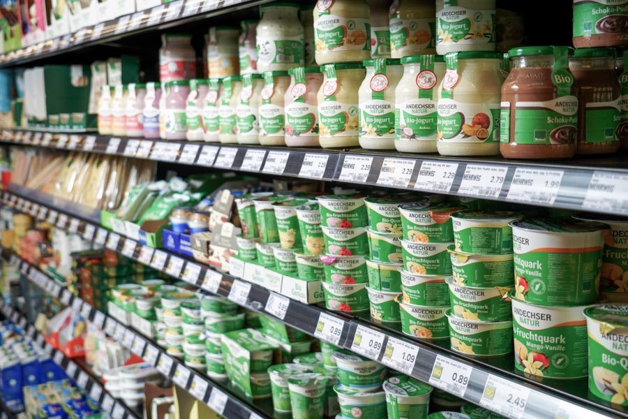Regal mit verschiedenen Bio-Milchprodukten und Joghurts der Marke Andechser Natur im EDEKA Günl in Wörthsee