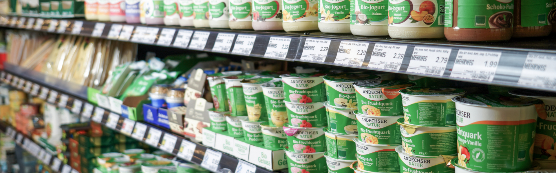 Regal mit verschiedenen Bio-Milchprodukten und Joghurts der Marke Andechser Natur im EDEKA Günl in Wörthsee