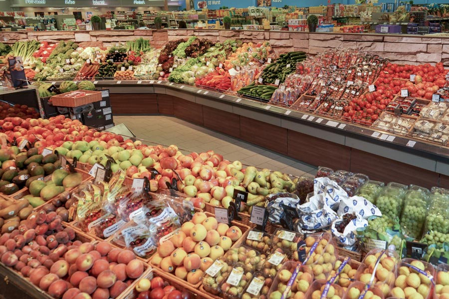 Frisches Obst und Gemüse in der großzügigen Auslage im EDEKA Günl in Wörthsee